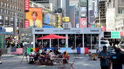 50.000 Dollar für WM-Gucken: Zwei Männer im Glaskasten auf dem Times Square