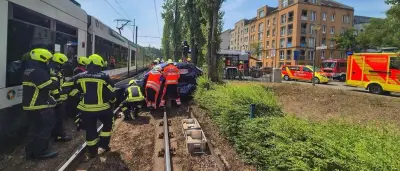 Auto kollidiert mit Tram in Potsdam: Fahrer eingeklemmt und befreit