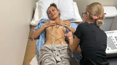 Bella Hadid leidet an Borreliose: „Duschen ohne Ohnmacht ist eine Leistung“