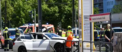 Berlin: Auto schleudert auf Bahnsteig – Mann von Mast erschlagen