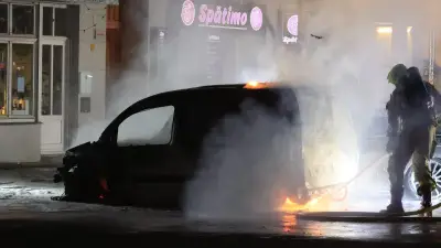 Berlin-Moabit: Zwei Autos brennen in der Nacht – Ermittlungen laufen