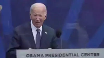 Biden bei Obama-Feier in Chicago plötzlich allein auf der Bühne