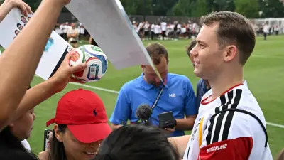 BILD-Reporter überrascht Manuel Neuer bei Autogrammstunde