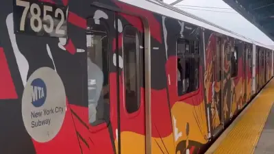 Deutsche Bahn fährt mit schwarz-rot-goldenem Zug durch New York