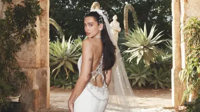 Dua Lipas Brautkleid: 480.000 Perlen, 25.000 Federn, 1155 Stunden Arbeit