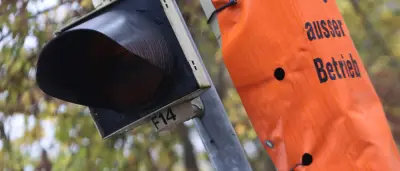 Faktencheck: Geschmolzene Ampel in Berlin stammt nicht von Hitze-Wochenende