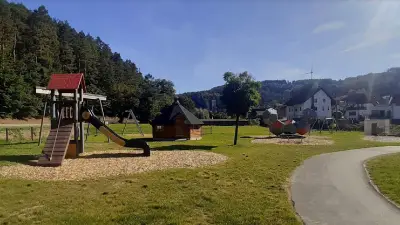 Femizid auf Spielplatz: Mann ersticht Frau vor Kindern