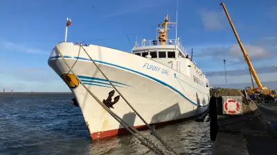 Fähre „Funny Girl“ mit 60 Passagieren treibt vor Helgoland