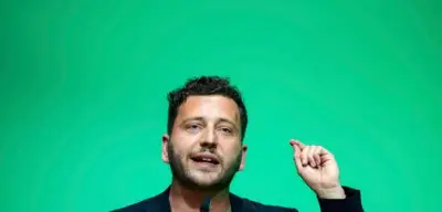 Grünen-Chef Banaszak attackiert Merz mit derben Worten