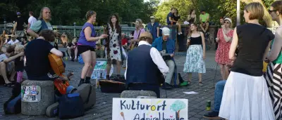 Hobby-Musikerin auf Berliner Admiralbrücke festgenommen: Streit eskaliert