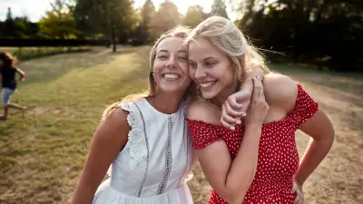 Ideale Kleidung für heiße Sommertage: Stoffe, Schnitte und Tipps