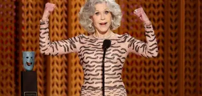 Jane Fonda kontert Trumps Käfigkämpfe mit Protestkonzert
