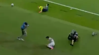 Kameramann bei WM-Spiel schwer getroffen – Crash im Video