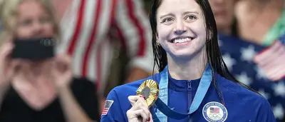 Kate Douglass schwimmt Weltrekord über 50 Meter Freistil