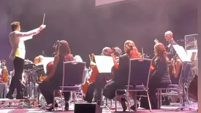 Konzert gerettet: Zuschauer spielt spontan Klavier für ausgefallenen Pianisten
