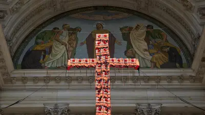 Leuchtendes Kreuz aus Rettungswesten am Berliner Dom zum Weltflüchtlingstag