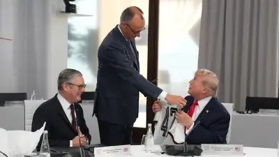 Merz schenkt Trump Deutschland-Trikot bei G7-Gipfel