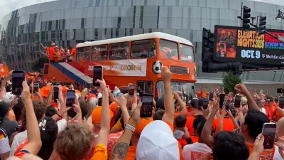 Oranje-Party-Bus rollt durch Kansas City: Niederländer feiern vor WM-Spiel