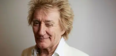 Rod Stewart bei Konzert fast ohnmächtig: Sauerstoffpause und Scherze auf der Bühne