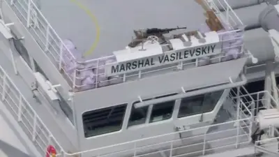Russland bewaffnet LNG-Tanker: Maschinengewehre auf zivilem Schiff entdeckt
