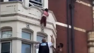 Schock in Ost-London: Kleinkind hängt aus Fenster über Einkaufsstraße