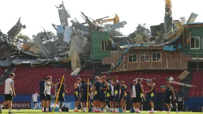 Schweden-Training in Trümmern: Pressetribüne stürzt ein