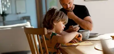 Smartphone beim Familienessen: Eltern nutzen es häufiger als Kinder