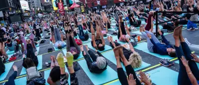 Tausende Yogafans verwandeln Times Square in Freiluftstudio