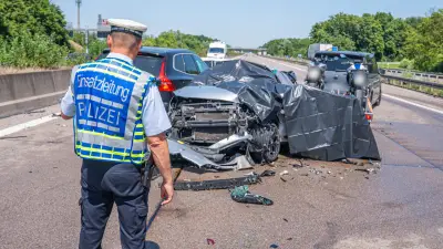 Tödlicher Spurwechsel auf A5: Zwei Frauen sterben bei Karambolage