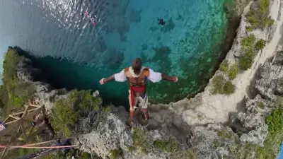 Weltrekord: Stuntman springt 18 Meter tiefen „Leap of Faith“