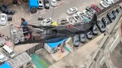 Windböe in China: Arbeitskorb knallt gegen Hochhausfassade