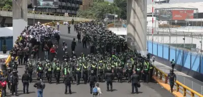 WM-Start in Mexiko: Polizei schützt Flughafen vor Lehrerprotesten