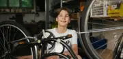 13-jähriger Jakob Thesing repariert Fahrräder für Geflüchtete in Münster