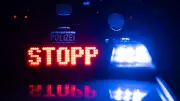 17-Jähriger ohne Führerschein flieht vor Polizei und kracht in Streifenwagen