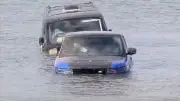 Abschleppversuch scheitert: Flut lässt zwei Autos im Wasser versinken