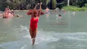 Akrobatin schwingt an Wasserfällen: Spektakuläre Show auf Philippinen