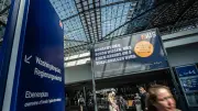Aktivisten kleben „Nius“-Werbung in Berlin zu: „Wie 1933“
