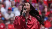 Alanis Morissette singt kanadische Nationalhymne