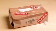 Altpapier richtig entsorgen: Klebeband entfernen oder nicht?