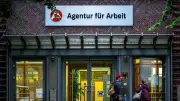 Arbeitslos trotz Studium: Politik und Arbeitgeber enttäuschen Junge