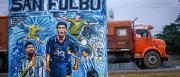 Argentinischer Künstler verwandelt Bushaltestelle in Fußball-Altar