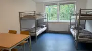 Außengrenz-Zentrum am BER: Bett und Zaun statt Asyl eröffnet