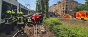 Auto kollidiert mit Tram in Potsdam: Fahrer eingeklemmt und befreit