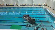 Auto stürzt in Schwimmbecken: Rentnerin verliert Kontrolle