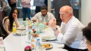 Azubi-Wohnheim in Berlin: Wegner und Günther-Wünsch backen Pizza mit Bewohnern