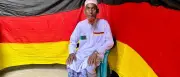 Bangladeschischer Bauer näht 7,5 km lange Deutschland-Fahne zur WM