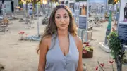 Überlebende führt Touristen durch Hamas-Terror-Ort des Nova-Festivals