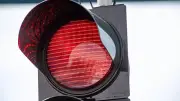 Berlin: Fußgänger bei Rot über Ampel – lebensgefährlich verletzt