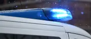 Berlin: Motorradfahrer prallt bei Flucht auf Polizeiauto