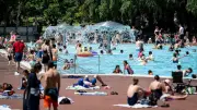 Berlin schwitzt bei 41 Grad: Alle Sommerbäder voll ausgelastet